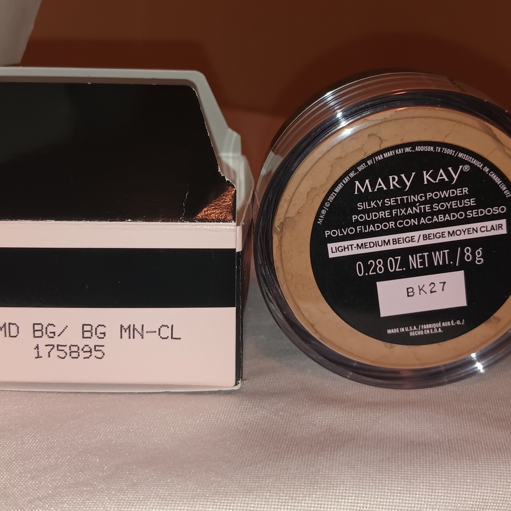 Mary Kay Silky Setting Powder - Light-Medium Beige